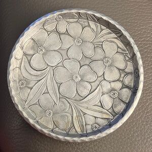 8 Vintage Everlast Aluminum Floral Dogwood Coaster Set (8)